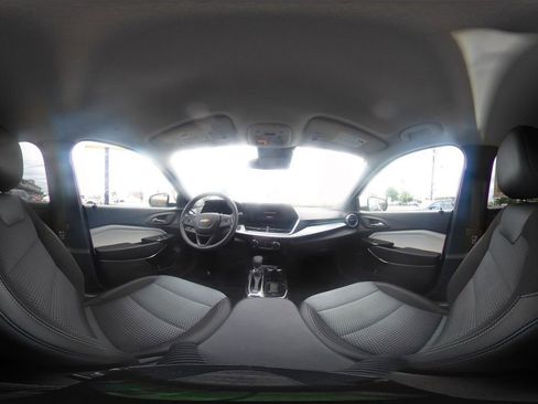 Used 2025 Chevrolet Trax LT FWD image 41