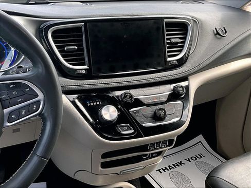 Used 2022 Chrysler Pacifica Touring-L FWD image 6
