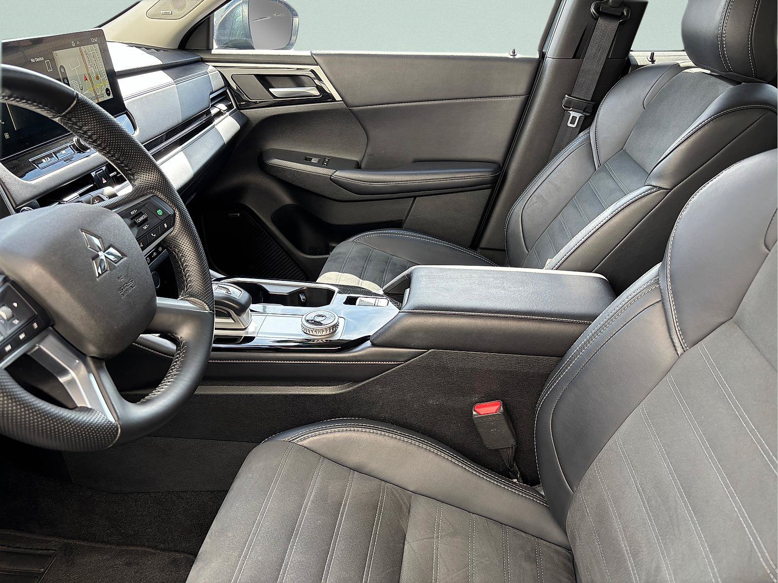 Used 2025 Mitsubishi Outlander SE AWD/4WD image 16