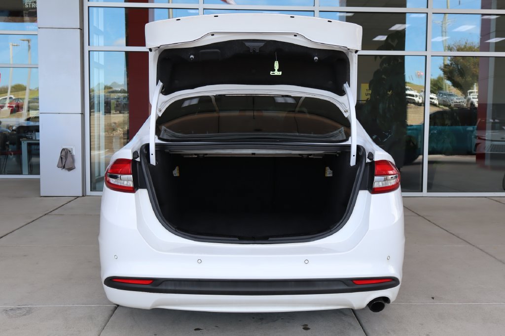 Used 2017 Ford Fusion SE w/ Fusion SE Technology Package FWD image 8