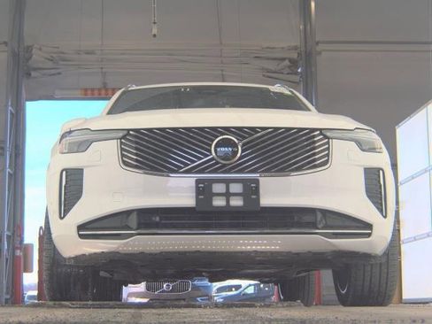 Used 2025 Volvo XC90 B5 Plus image 3