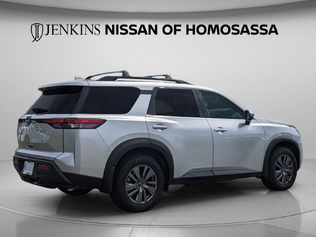 Used 2025 Nissan Pathfinder SV w/ SV Premium Package FWD image 3