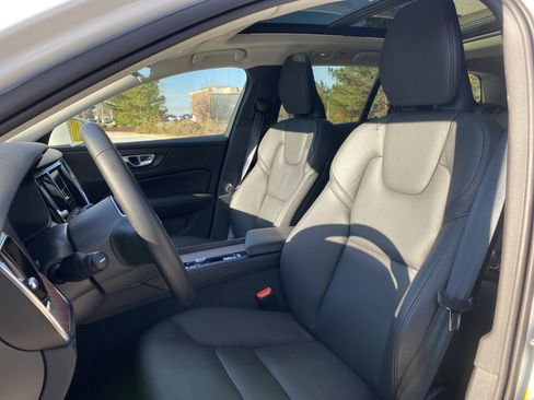 Used 2025 Volvo V60 B5 Cross Country Plus image 7