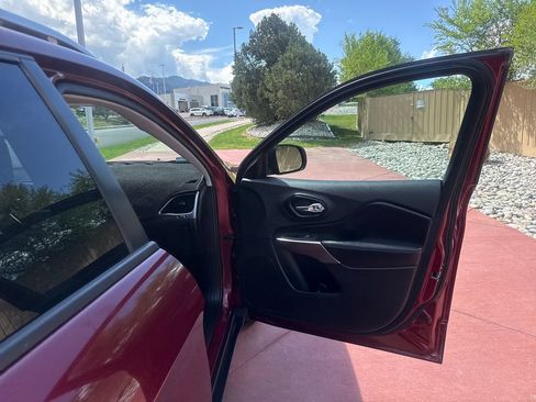 Used 2021 Jeep Cherokee Latitude FWD image 28