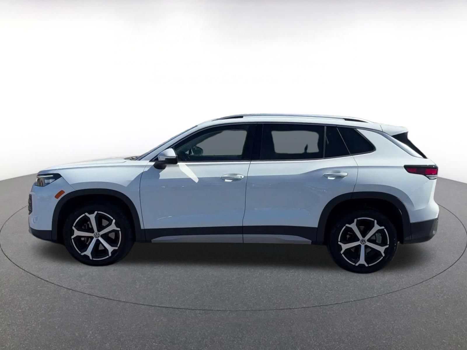 Used 2026 Volkswagen Tiguan SE AWD/4WD image 8