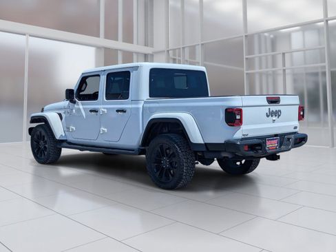 Used 2020 Jeep Gladiator Overland AWD/4WD image 3
