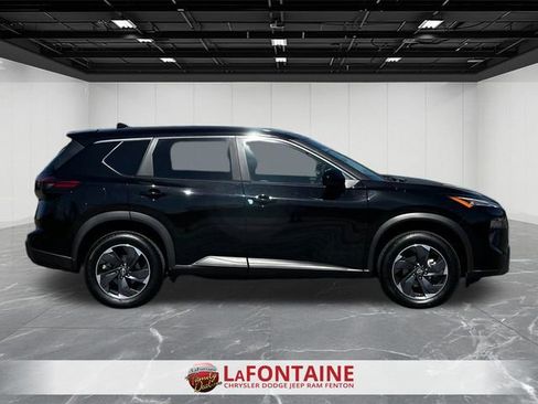 Used 2025 Nissan Rogue SV AWD/4WD image 6