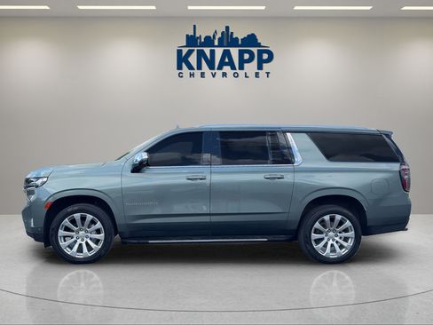 Used 2023 Chevrolet Suburban Premier w/ Advanced Technology Package RWD image 2