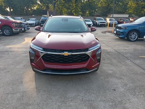 Used 2025 Chevrolet Trax LT w/ LT Convenience Package FWD image 5
