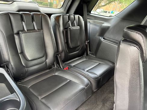 Used 2018 Ford Explorer XLT w/ Equipment Group 202A FWD image 19