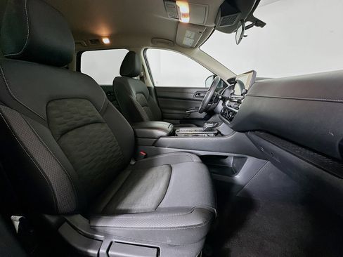 Used 2025 Nissan Pathfinder SV image 32