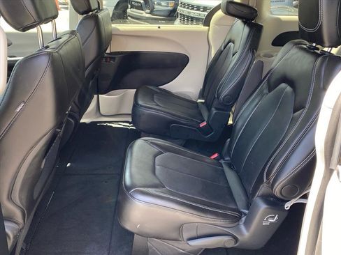Used 2024 Chrysler Pacifica Touring-L AWD/4WD image 21