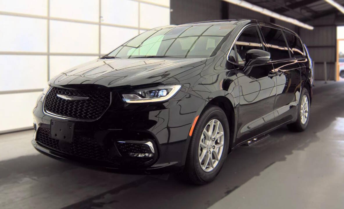 Used 2026 Chrysler Pacifica Select FWD image 1