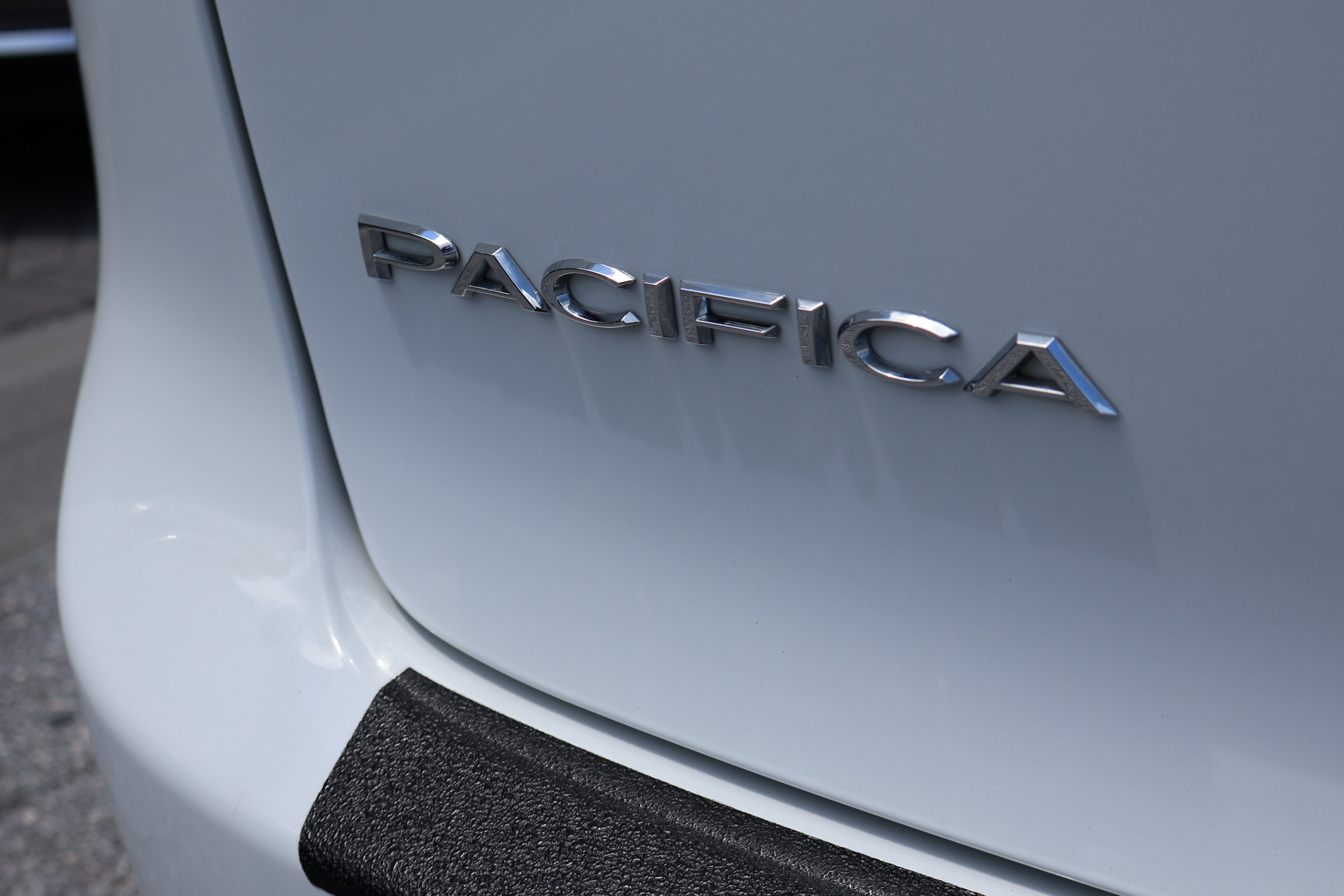 Used 2023 Chrysler Pacifica Limited FWD image 9