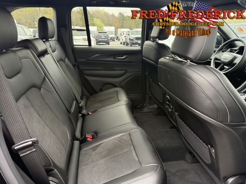 Used 2025 Jeep Grand Cherokee Altitude image 17