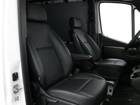 Used 2022 Mercedes-Benz Sprinter 2500 image 32