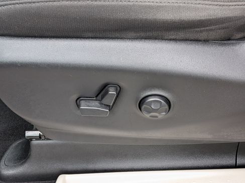 Used 2023 Chrysler Voyager LX FWD image 15