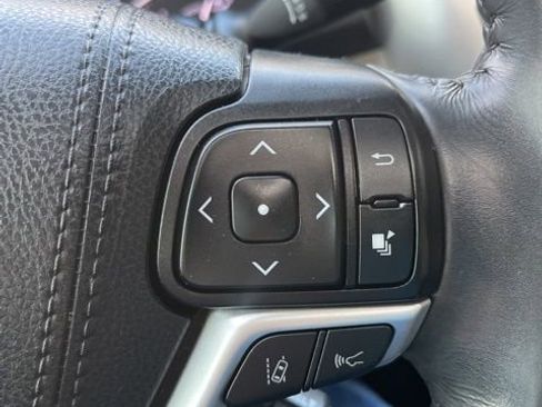 Used 2019 Toyota Highlander XLE image 17