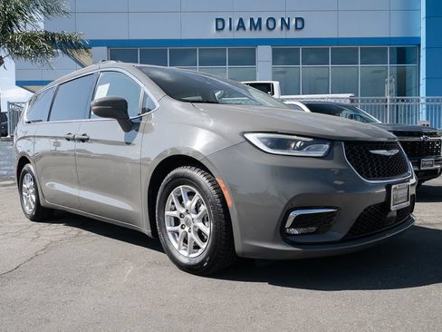 Used 2022 Chrysler Pacifica Touring-L FWD image 1