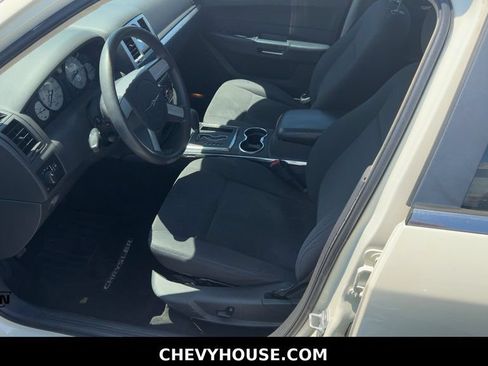 Used 2009 Chrysler 300 LX RWD image 8