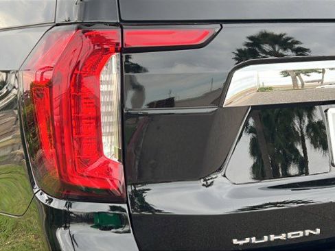 Used 2023 GMC Yukon XL SLT w/ SLT Luxury Package image 2