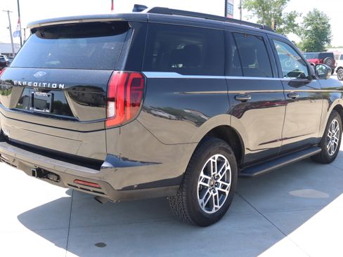 Used 2025 Ford Expedition Active AWD/4WD image 6