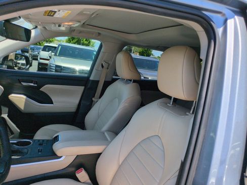 Used 2023 Toyota Highlander XLE AWD/4WD image 16
