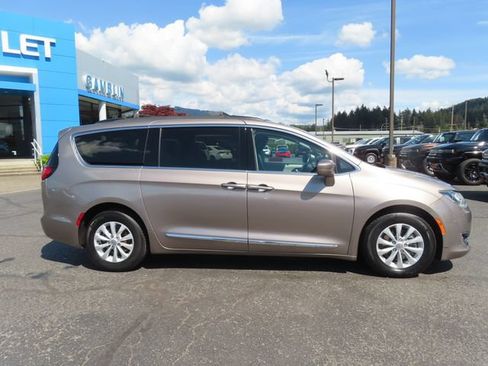 Used 2017 Chrysler Pacifica Touring-L FWD image 9