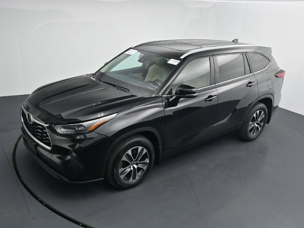 Used 2023 Toyota Highlander XLE AWD/4WD image 12