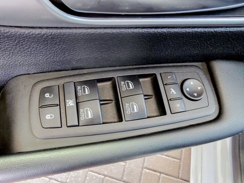 Used 2025 Chrysler Pacifica Limited image 13