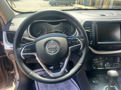Used 2014 Jeep Cherokee Latitude w/ Comfort/Convenience Group AWD/4WD image 13