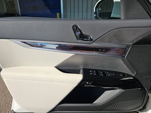 Certified 2025 BMW 740i image 28