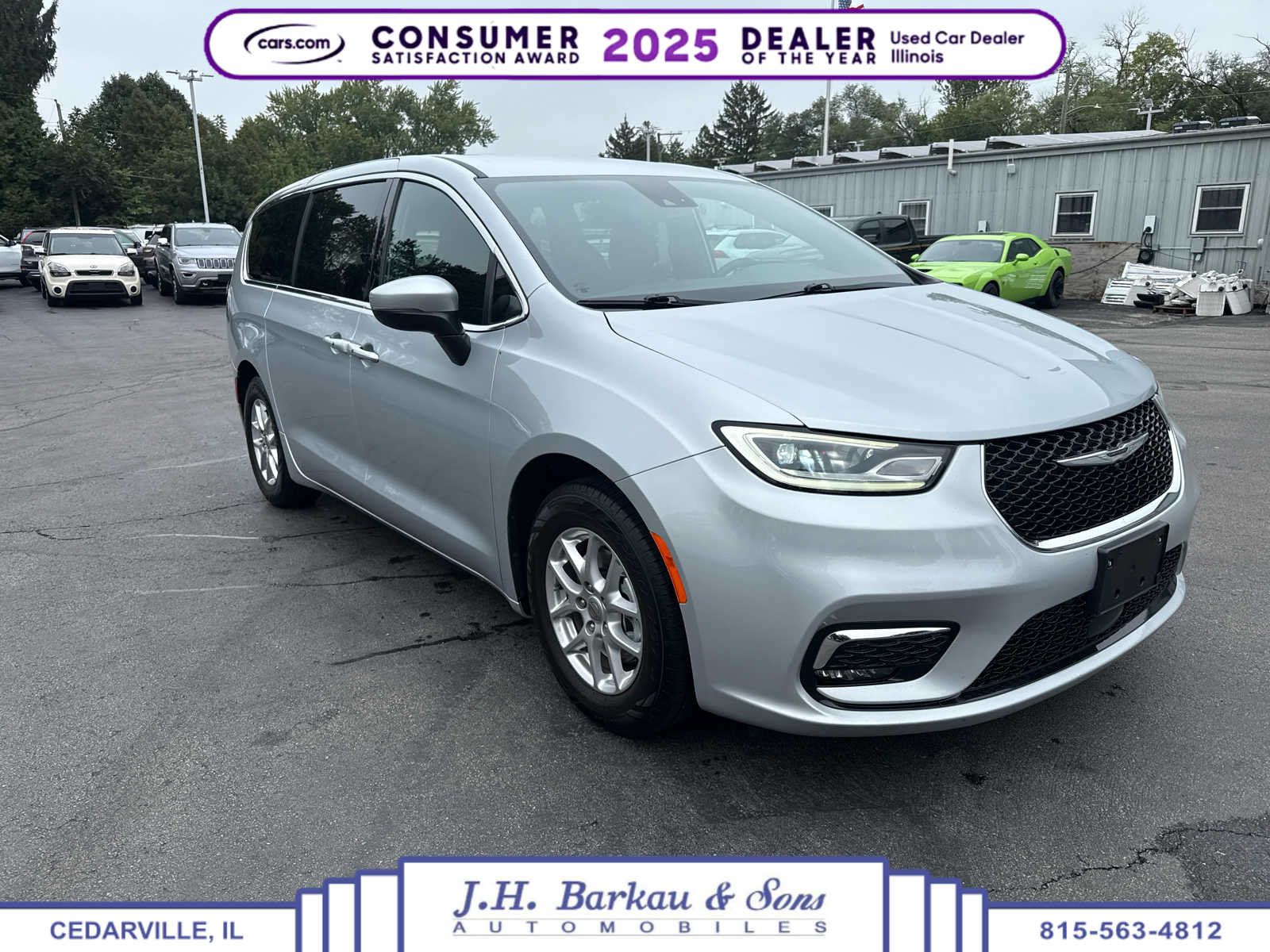 Used 2023 Chrysler Pacifica Touring FWD image 1