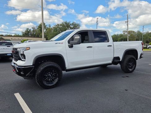 Used 2025 Chevrolet Silverado 2500 ZR2 AWD/4WD image 3