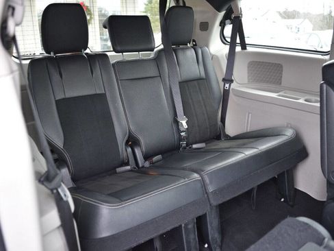 Used 2019 Dodge Grand Caravan SXT image 12