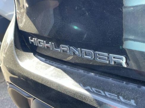 Used 2024 Toyota Highlander XLE AWD/4WD image 11