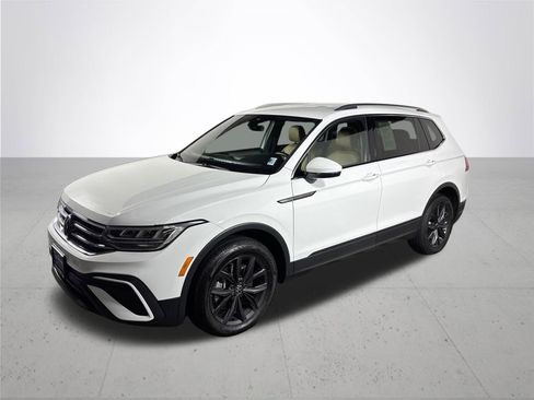 Certified 2024 Volkswagen Tiguan SE image 2