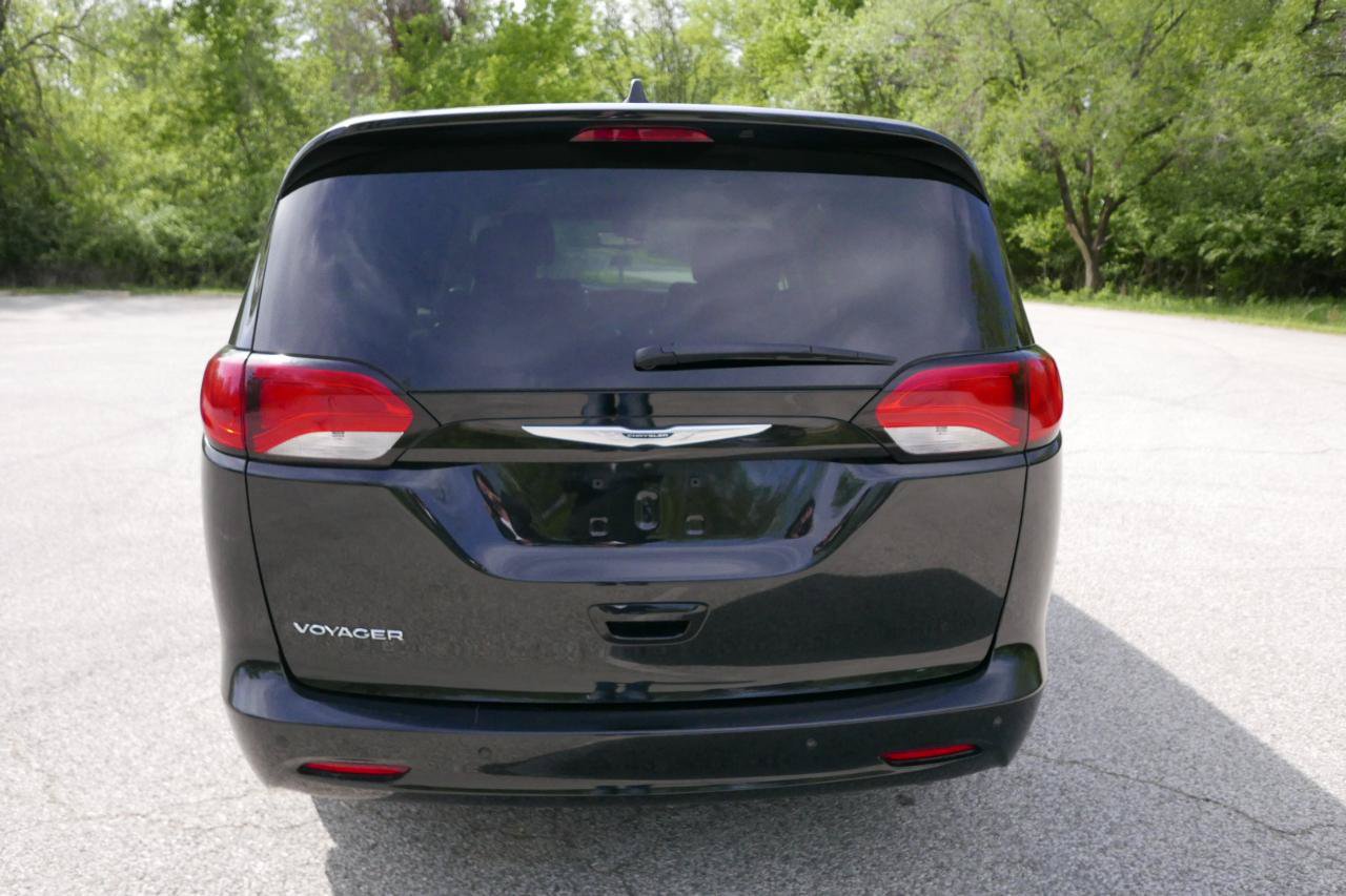 Used 2022 Chrysler Voyager LX FWD image 7