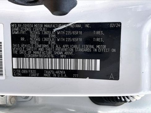Used 2024 Toyota Highlander LE AWD/4WD image 19