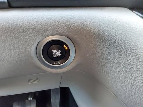 Used 2024 Chrysler Pacifica Touring-L FWD image 30