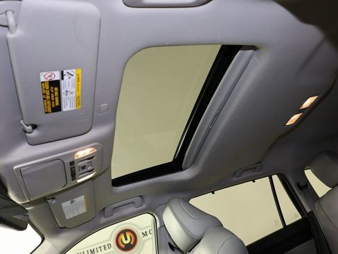 Used 2020 Toyota Highlander XLE image 14