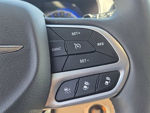 Used 2024 Chrysler Pacifica Touring-L image 21