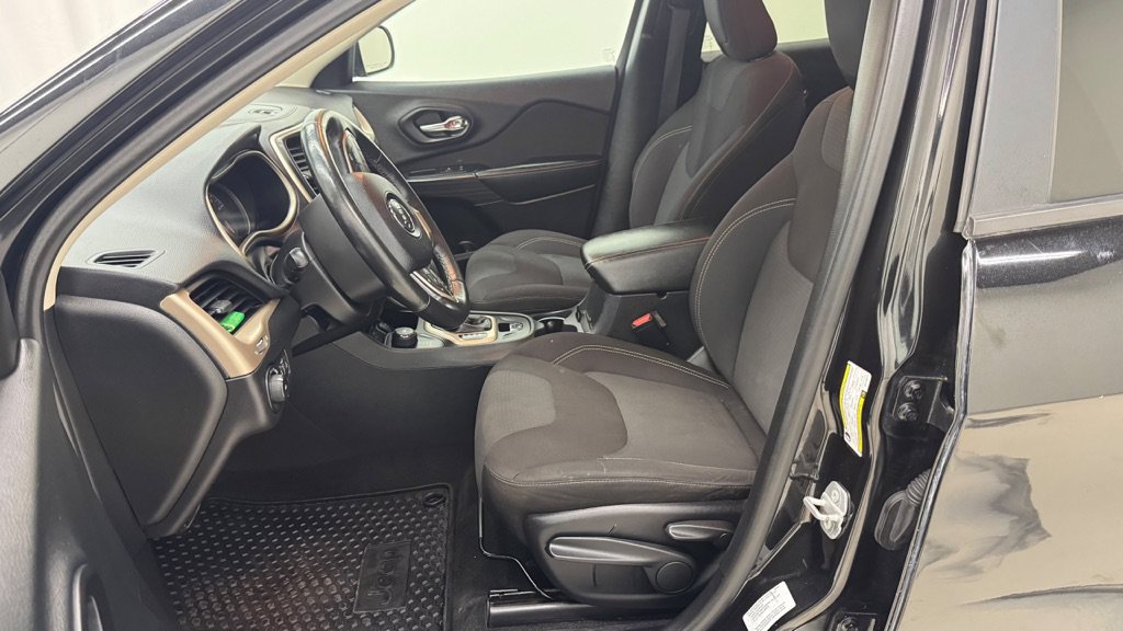 Used 2016 Jeep Cherokee Latitude w/ Cold Weather Group AWD/4WD image 18