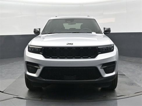 New 2025 Jeep Grand Cherokee Altitude image 9