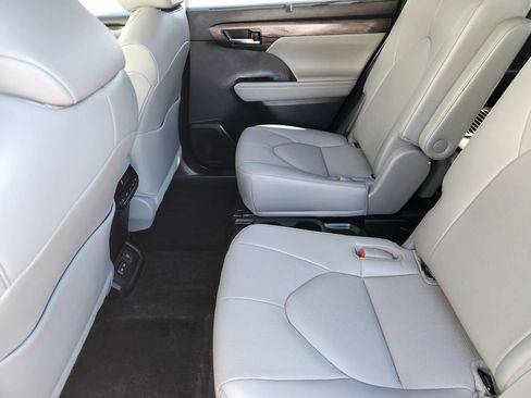 Used 2023 Toyota Highlander Limited image 13