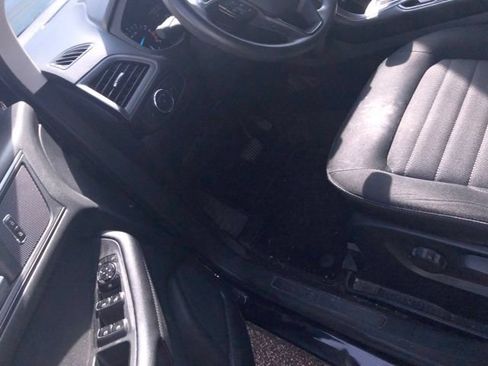 Used 2018 Ford Edge SE FWD image 18