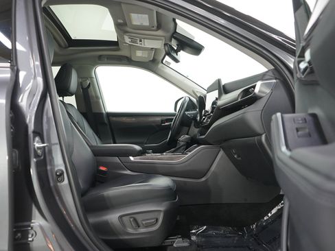 Used 2024 Toyota Highlander Limited AWD/4WD image 13
