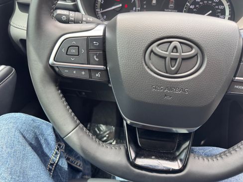 Used 2021 Toyota Highlander XLE FWD image 16