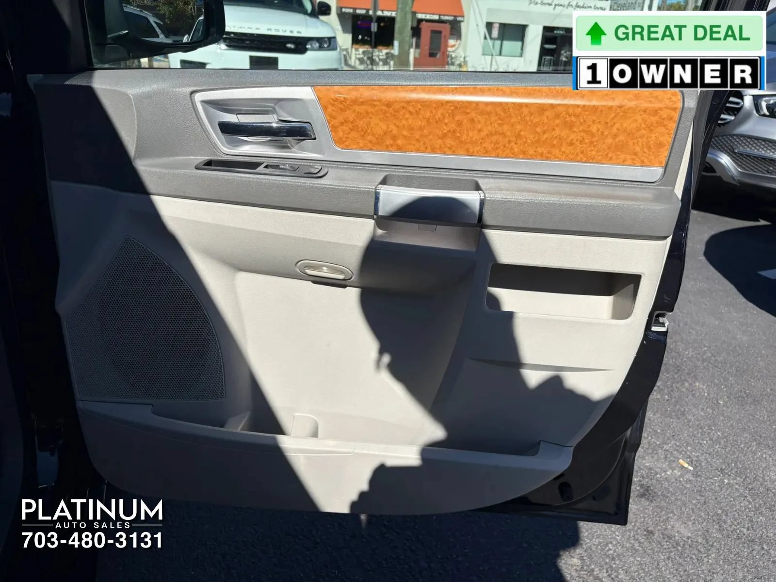 Used 2010 Chrysler Town & Country Limited w/ Entertainment Group #3 FWD image 18