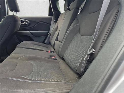 Used 2020 Jeep Cherokee Latitude FWD image 12